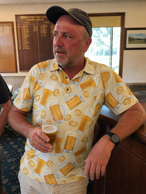 Golfer at the club bar in the Clubhouse Pilsner polo